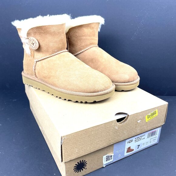 New UGG Mini Bailey Button II Sheepskin Boots Chestnut, Size 7 (1016422W/CHE) - Picture 1 of 14